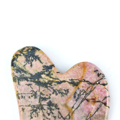 Función de masaje muscular Forma natural del corazón Pedra de rodonita Gua Sha Tabla de raspado para belleza facial y cuidado de la salud de la piel del cuerpo Spa