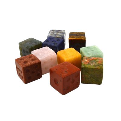Ponga sus manos en Gemstone 15mm Cube Dice Un must-have para cualquier entusiasta del juego