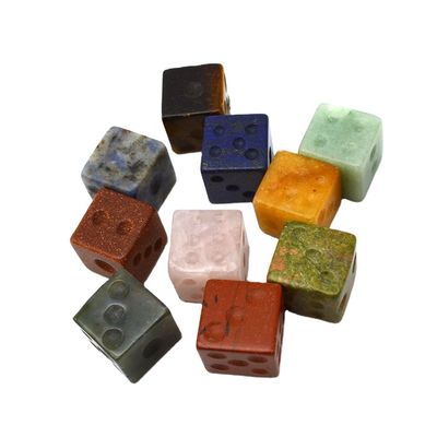 Ponga sus manos en Gemstone 15mm Cube Dice Un must-have para cualquier entusiasta del juego