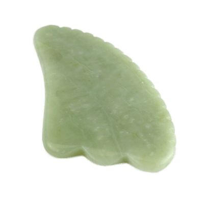 Equipo de masaje corporal Manual GuaSha Herramienta hecha de jade verde natural Xiuyan para la escultura de la mandíbula y la reducción de hinchazón