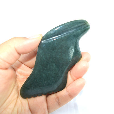 Forma verde oscuro Relámpago Nefrita natural Hetian Jade Gua Sha Herramienta de masaje para logotipo personalizado Spa de cuidado de la piel