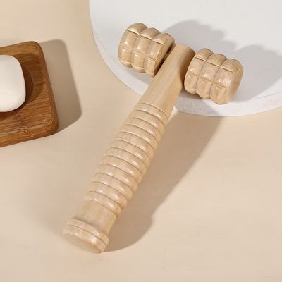 Logotipo personalizado disponible en madera marrón, bastón de masaje de doble rodillo para el cuidado de la propia salud y el tratamiento manual del cuerpo de Guasha