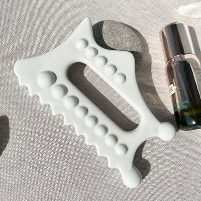 Herramienta de masaje Gua Sha personalizable Tabla de piedra Guasha cremosa para raspar tejidos blandos en las piernas traseras brazos cuello hombro SPA
