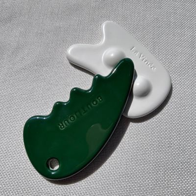 Masajista facial Gua Sha Stone en color verde para el cuidado personal de la piel y salón de belleza
