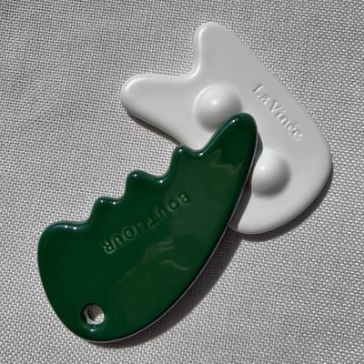 Masajista facial Gua Sha Stone en color verde para el cuidado personal de la piel y salón de belleza