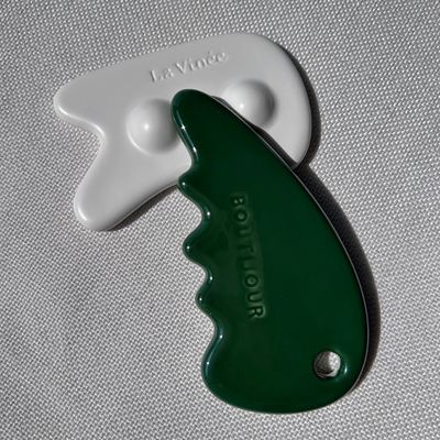 Masajista facial Gua Sha Stone en color verde para el cuidado personal de la piel y salón de belleza