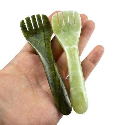 Logotipo personalizado disponible verde claro Xiuyan Jade Gua Sha forma de cuchara Pluma de acupuntura para ojos Acupuntura Cuchara masajista