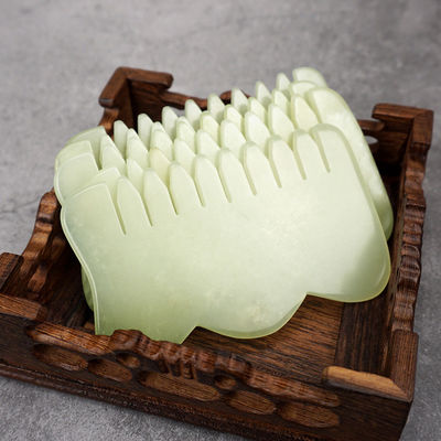 Logotipo personalizado Disponible en forma de M Jade Gua Sha Piedra Masajeador de cabeza para el cuidado de la salud del cabello y el masaje del cuero cabelludo en salones de belleza