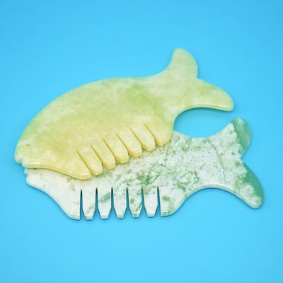 2024 Forma de pez Xiuyan natural Jade Gua Sha Cuero cabelludo Peinado de masaje de la cabeza Guasha Masajista para equipo de masaje de la cabeza amarilla