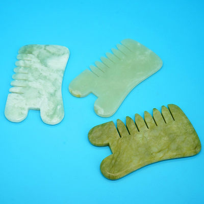 Natural verde Xiuyan Jade Gua Sha Cuero cabelludo de masaje peine Guasha Piedra masajeador de cabeza para el cabello Salón de belleza de cuidado de la salud