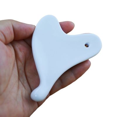 2024 Forma de corazón Mini Cerámica Gua Sha Herramienta de masaje para el levantamiento facial y la reducción de arrugas Logotipo personalizado disponible
