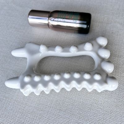 Logotipo personalizado disponible herramienta de masaje de cerámica Gua Sha portátil para el cuidado personal de la piel