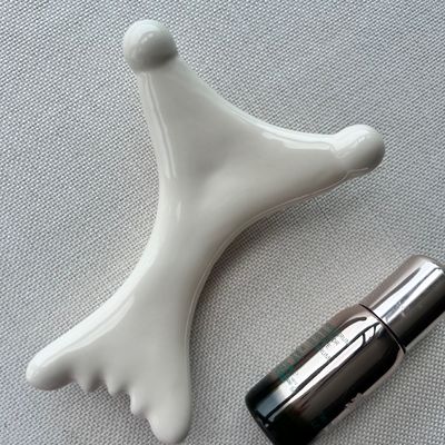 Logotipo personalizado DisponibleD Masajeador de músculos del cuerpo Cerámica Gua Sha Herramienta de masaje para el cuidado personal de la piel