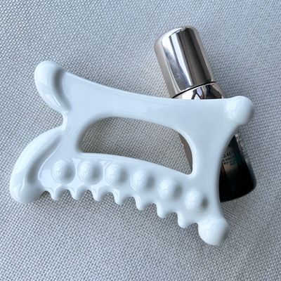 Experimenta los beneficios del drenaje linfático con nuestra herramienta de masaje de cerámica Gua Sha.
