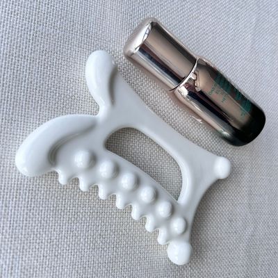 Experimenta los beneficios del drenaje linfático con nuestra herramienta de masaje de cerámica Gua Sha.