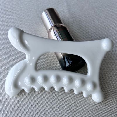 Experimenta los beneficios del drenaje linfático con nuestra herramienta de masaje de cerámica Gua Sha.