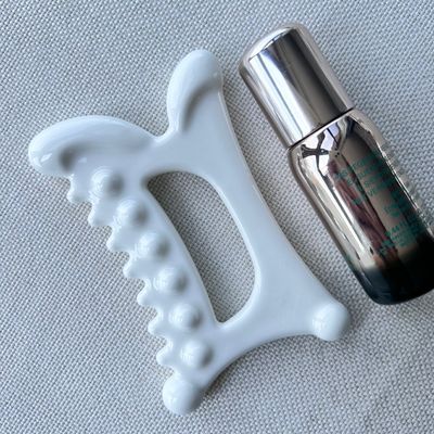Experimenta los beneficios del drenaje linfático con nuestra herramienta de masaje de cerámica Gua Sha.