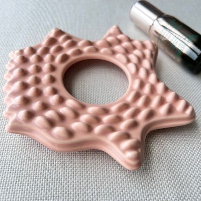 Masajeador Facial Spa Forma de Estrella Rosa Tamaño Grande Tabla de Masaje Cerámica Gua Sha con Logotipo Personalizado Disponible