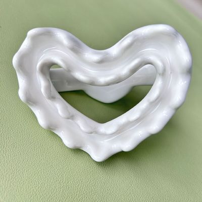 Masajista facial 2024 Forma de corazón China Cerámica Gua Sha raspado herramienta de masaje para la relajación del cuerpo y el dragado de meridianos