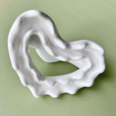 Masajista facial 2024 Forma de corazón China Cerámica Gua Sha raspado herramienta de masaje para la relajación del cuerpo y el dragado de meridianos