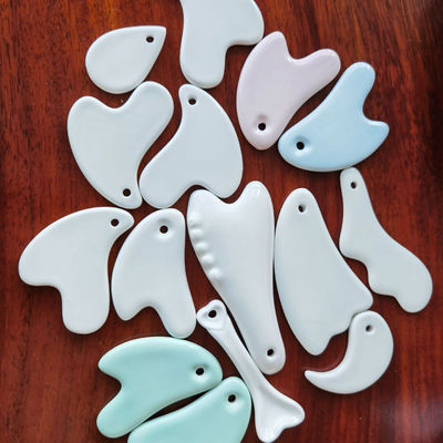 Logotipo personalizado disponible en forma de nube Cerámica Gua Sha Piedra para estiramiento facial Equipo de belleza