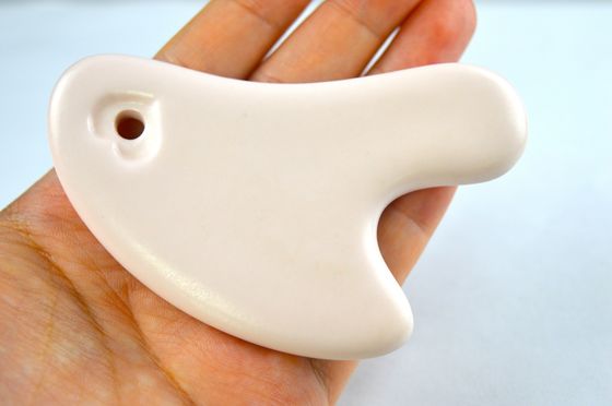 2024 Tabla de rascado de cerámica Gua Sha en forma de corazón La herramienta perfecta para masaje corporal y rejuvenecimiento facial