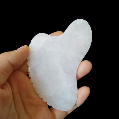 Logotipo personalizado Corazón de cristal en forma de piedra de jade blanca Gua Sha raspado herramienta de masaje para acupuntura terapia masajeador facial
