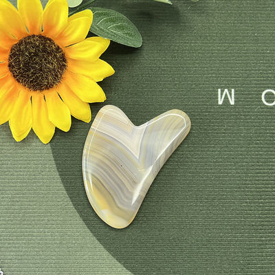 Agate rayado Jade en forma de corazón raspando masaje de gua sha para reparación de manos y levantamiento natural de la piel