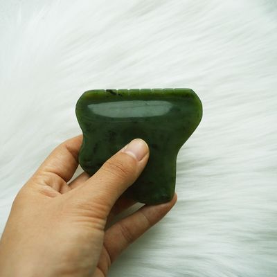 Masajista corporal Nefrita verde Jade Gua Sha Escribido Herramienta de masaje para la liberación de la tensión facial y la autoayuda
