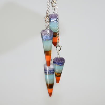 Sección cónica Cristal natural Siete Chakras Energía espiritual curativa Péndulo de collar de pirámide hexagonal colgante