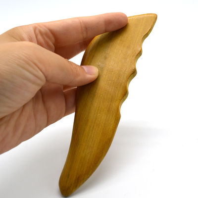 Herramientas de Gua Sha de madera natural de alcanfor para masajes faciales y corporales de diseño en forma de S