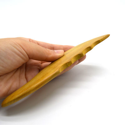 Herramientas de Gua Sha de madera natural de alcanfor para masajes faciales y corporales de diseño en forma de S