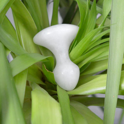 Logotipo personalizado de Jade Blanco Gua Sha herramienta de masaje para la cara y el cuello alivio del dolor piedra de masaje