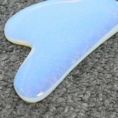 Técnico de piedra ópalo pulida Gua Sha raspado masajista para el cuidado de la piel y la desintoxicación