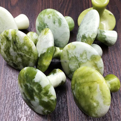 Propiedades del masajista Jade en forma de hongo verde raspado Gua Sha Herramienta para masaje corporal y belleza