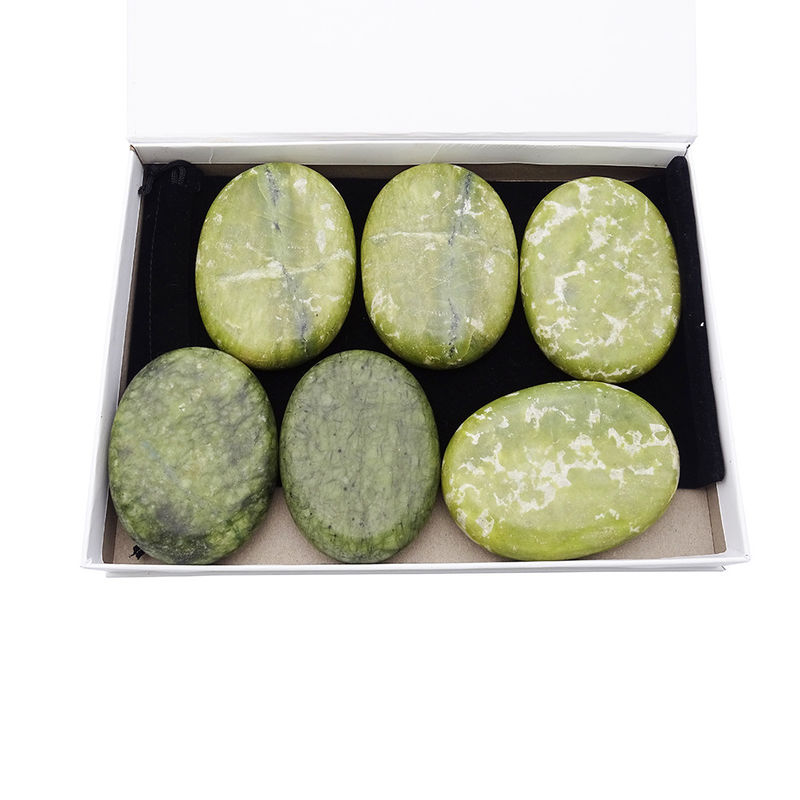 Piedra caliente curativa de Jade Xiuyan para masajes profesionales y relajación en spa.