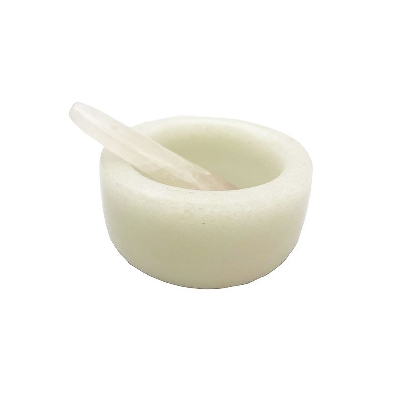 Técnica de la máscara de jade blanco natural pulida en un recipiente y una espátula para lograr una consistencia perfecta de la máscara