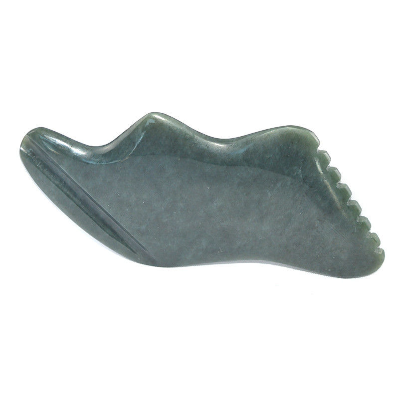 Forma verde oscuro Relámpago Nefrita natural Hetian Jade Gua Sha Herramienta de masaje para logotipo personalizado Spa de cuidado de la piel