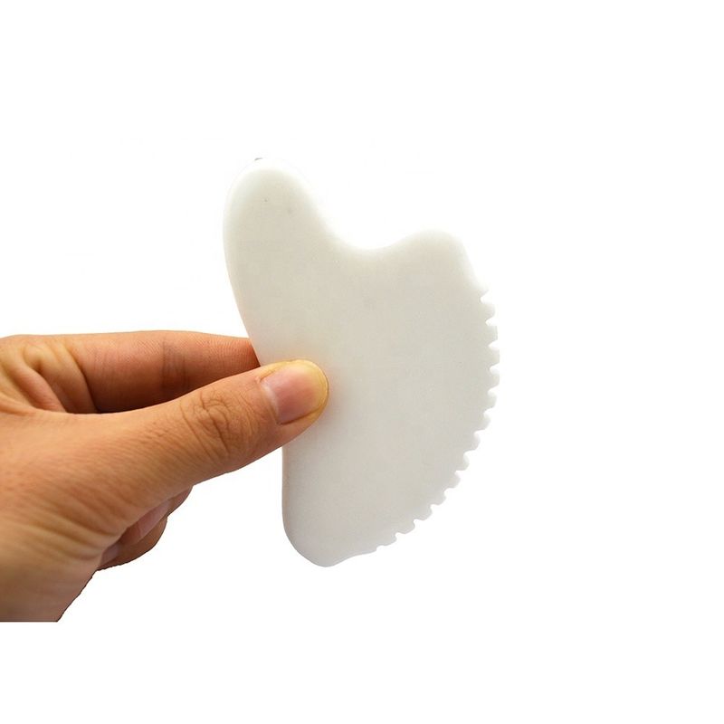 OEM Marca privada Jade Blanco Gua Sha Piedra curativa hecha a mano Gua Sha Raspando herramientas de masaje facial para disminuir la hinchazón